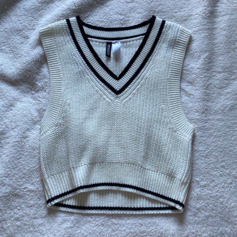 H &M black and white V- neck knitted vest. Size S. Like new!